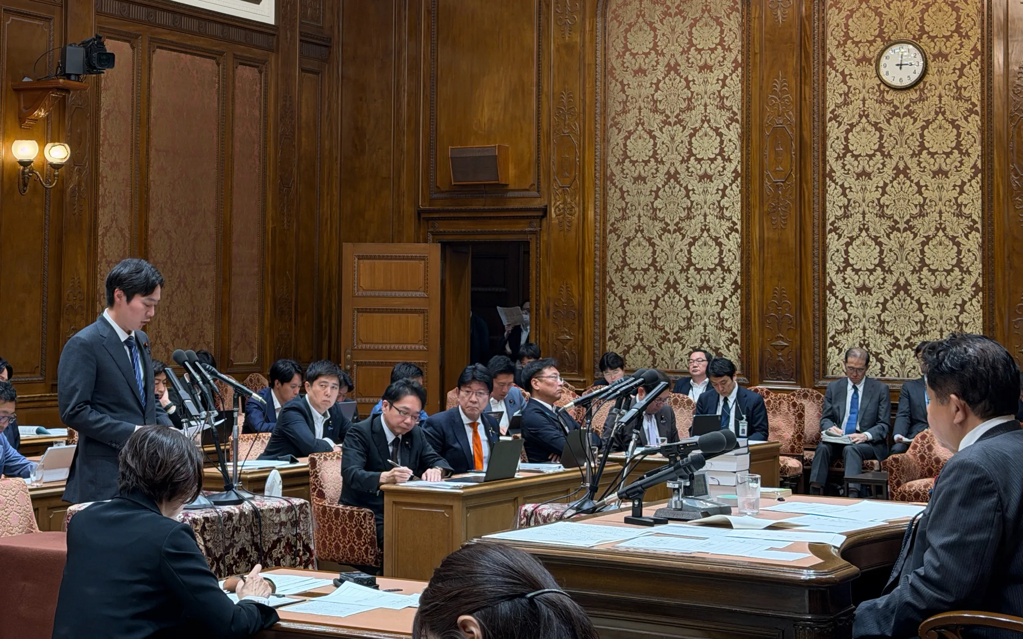 国会で質問に立つチームみらいの議員