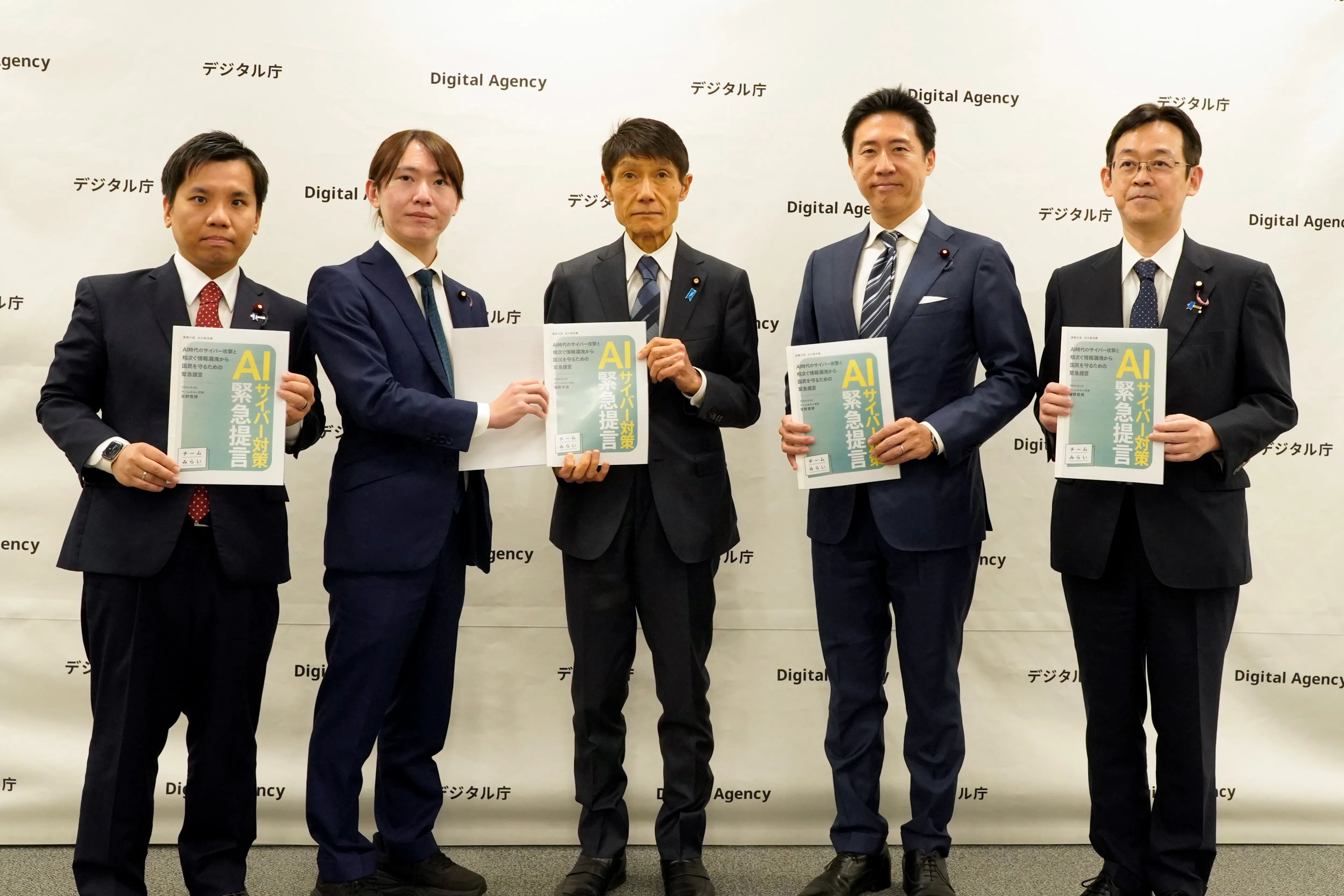 安野党首、高山国対委員長が古川俊治国務大臣に緊急提言を手渡す